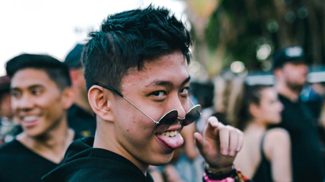 Hidup Sesuka Hati Ala Rich Brian di Single &quot;Don&#039;t Care&quot;